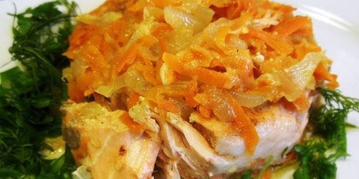 Запеченное рыбное филе под овощами
