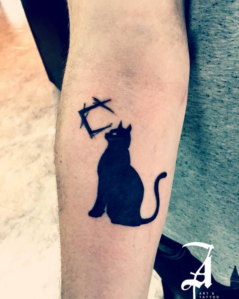 Значение татуировки кошка для девушек и мужчин, египетские кошки, сфинкс, головва кошки, черная, крылья, лапки